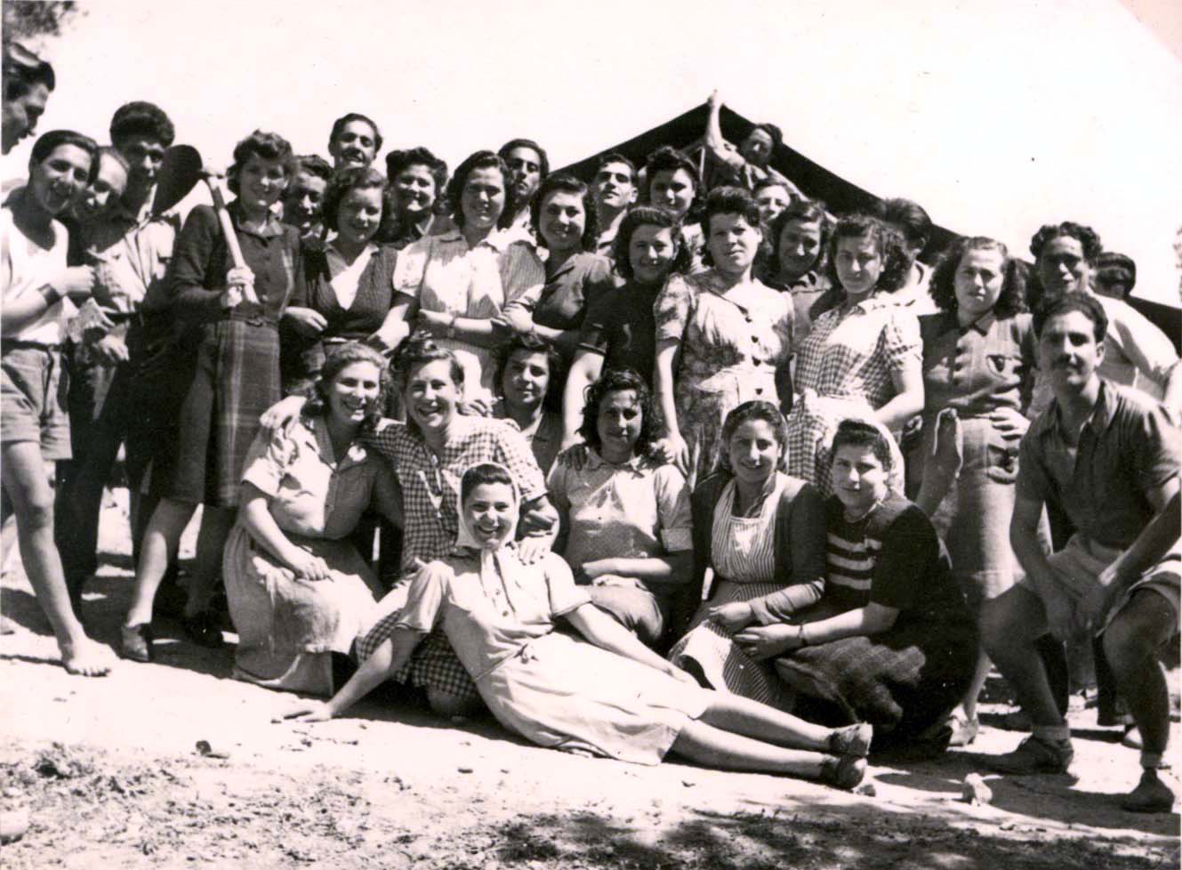 צעירים במחנה זמני, לפני עלייתם לארץ ישראל. סוניום, יוון, 1945