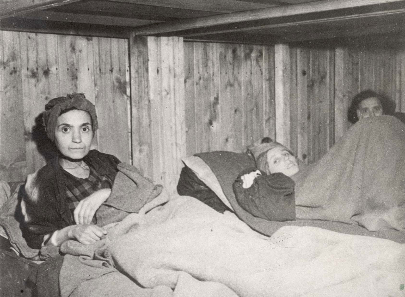יהודיות מבודפשט ששוחררו במחנה פניג, גרמניה, אפריל 1945