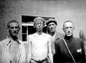אסירים במחנה לאחר שחרורם - בוכנוולד, גרמניה, 12/04/1945