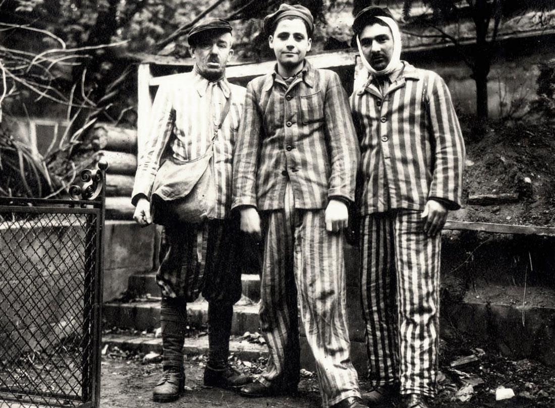 שלושה יהודים פולנים ששוחררו על ידי הצבא האדום - אושוויץ, פולין, 1945 (לאחר השחרור)