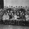 Ehud Loeb (erste Reihe Mitte, mit Schild) während des Krieges in der Schule in Frankreich
