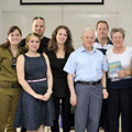 Ehud Loeb (vordere Reihe Mitte, im blauen Hemd) mit seiner Frau Shoshana zu seiner Linken, seiner Tocher Naomi Leshem zu seiner Rechten, einer weiteren Tochter, seinen Söhnen und Enkeln bei einem Treffen aus Anlass des Erscheinens des Buches „Im Versteck"