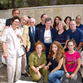 Ehud Loeb (mittlere Reihe, dritter von links) mit seinen Angehörigen, den Enkeln Louise Rogers und dem französischen Botschafter in Israel im Garten der Gerechten unter den Völkern, bei der Zeremonie zur Ernennung Louise Rogers zur „Gerechten unter den Völkern", 2009