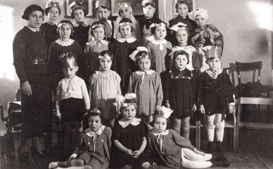 קבוצת ילדים מבנדין, פולין, במסיבת פורים ב-1937