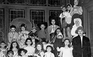 Grupo de niños disfrazados para la fiesta de Purim en un orfanato de Bruselas, Bélgica