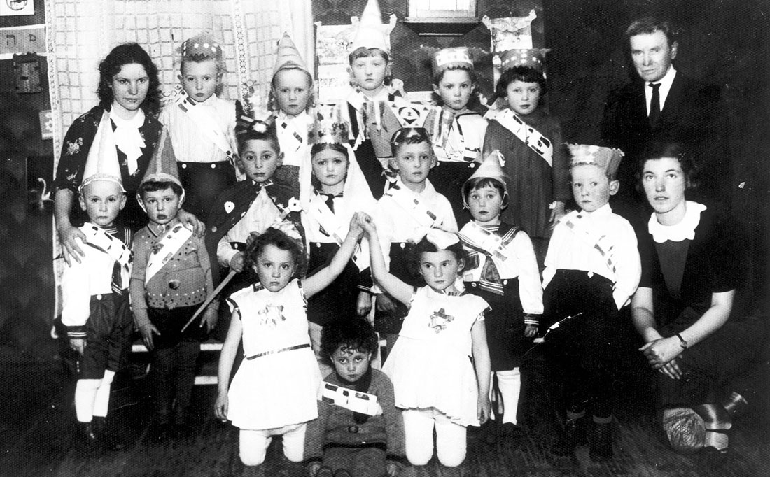 ילדי הגן העברי ברקישוק, ליטא בתחפושות  במסיבת פורים שנערכה ב-2 במרס  1938