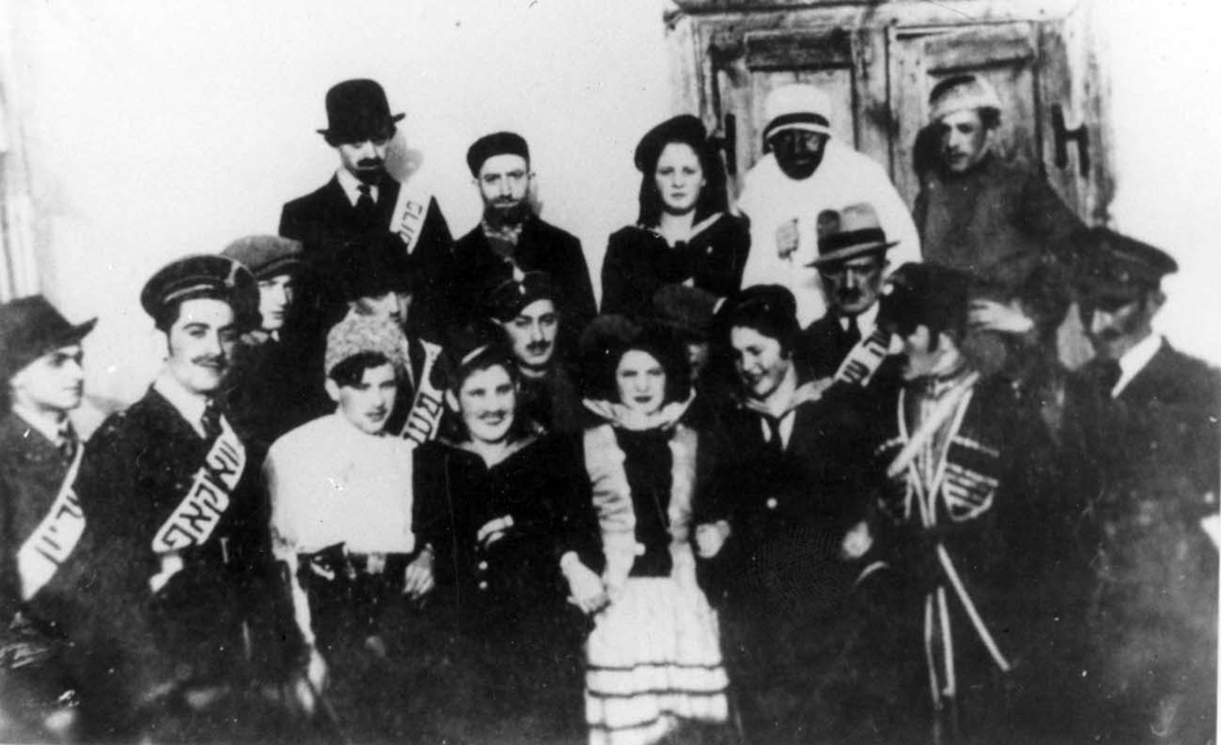 בתצלום נראים חברי בית"ר מוולודז'ימייז',  פולין,   חלקם בתחפושות, חוגגים במסיבת פורים שנערכה ב-1937