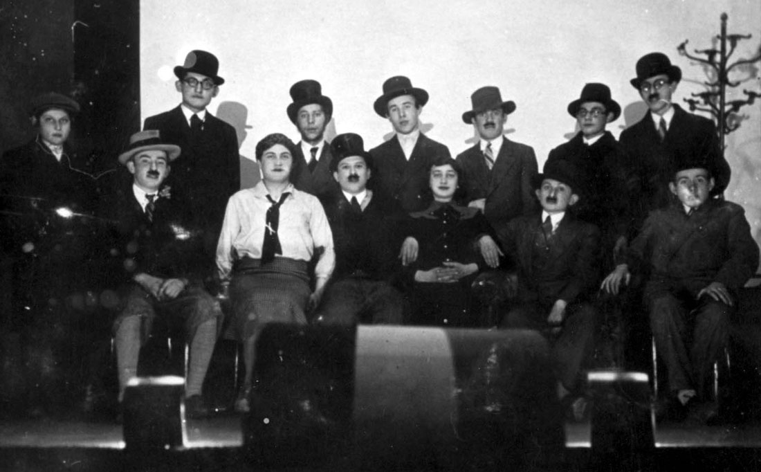 תצלום קבוצתי של  בחורי ישיבה בפאקס, הונגריה,  במסיבת פורים  שנערכה ב-1934