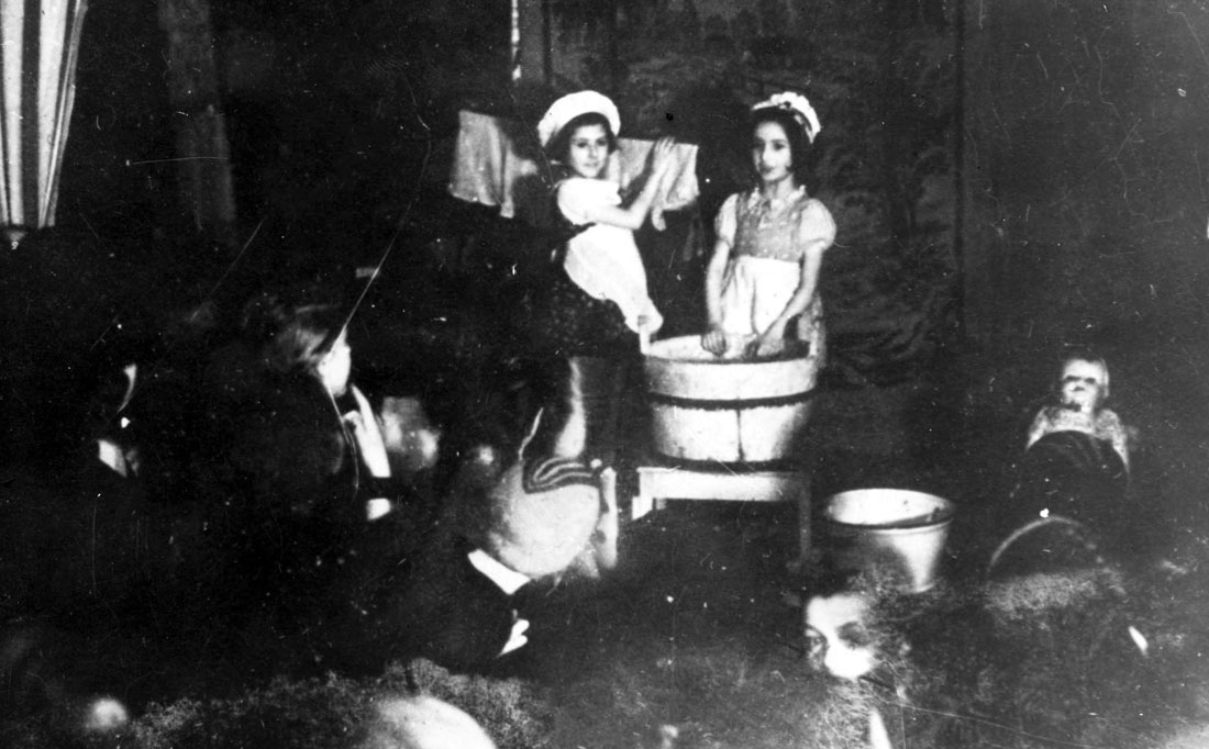 ילדים מעלים הצגה בפורים ב-1942 בגטו ויילופולה, פולין