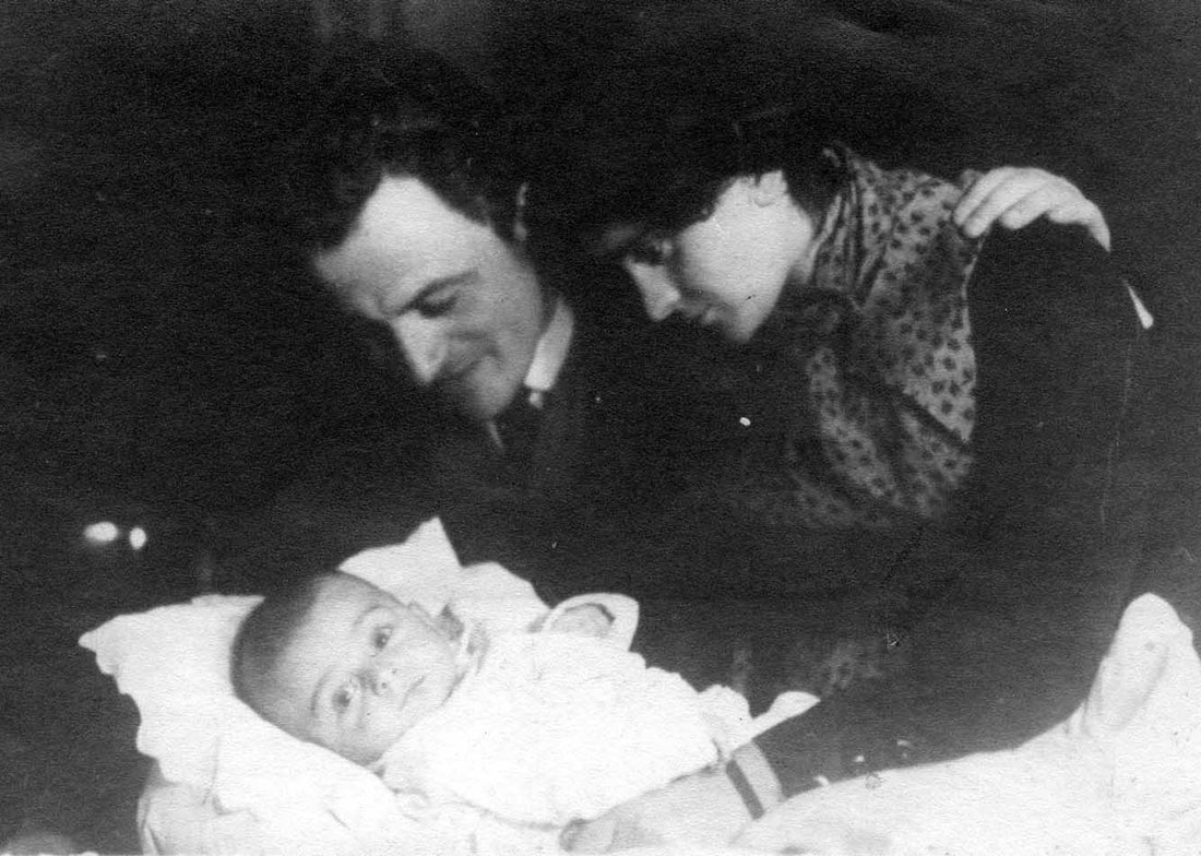 עמנואל רינגלבלום ואשתו יהודית עם בנם אורי, זמן קצר לאחר הולדתו