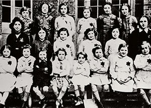 בנות מבית הילדים בסיינט-מאנדה ששולחו בטרנספורט מספר 77 מצרפת לאושוויץ ב-31 ביולי 1944
