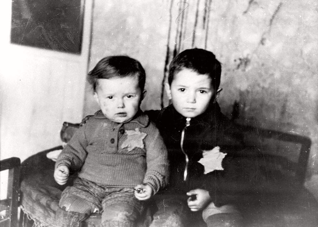 שני ילדים העונדים טלאי צהוב בגטו קובנה, פברואר 1944