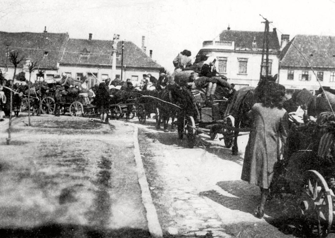 גירוש של יהודים מקומיים מסנץ, סלובקיה, בעגלות ב-1944