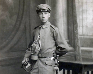 Willi Ermann in Uniform. Willi Ermann kämpfte während des Ersten Weltkriegs in einem Infanterieregiment des Deutschen Heeres an der Westfront.