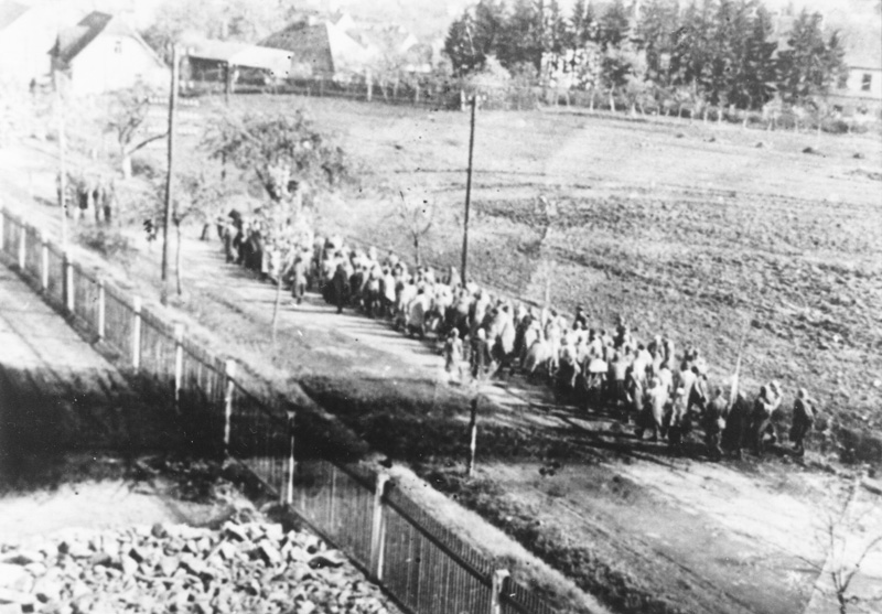 Später Nachmittag des 4. Mai 1945, Oberhaid, Tschechoslowakei. Gefangene auf dem Todesmarsch zwischen Volary und Prachatice.