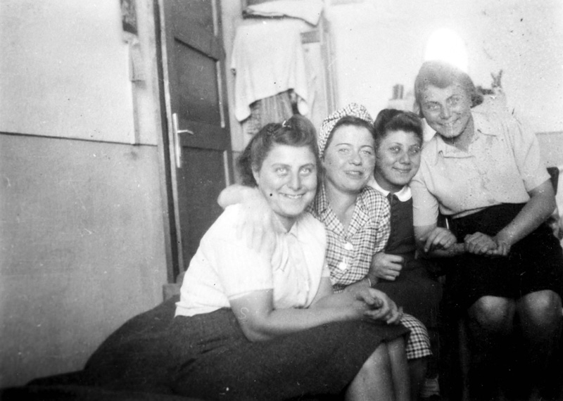 Sobrevivientes de la marcha de la muerte (desde la izq.): Nelly Ebbe, --, Leah y Hanni Ebbe, Volary, Checoslovaquia, 8 de noviembre de 1945