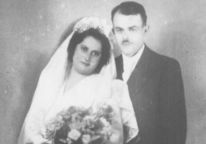 Holocaustüberlebende Lea Frank und Avraham Holits an ihrem Hochzeitstag, Satu Mare, Rumänien, 1947