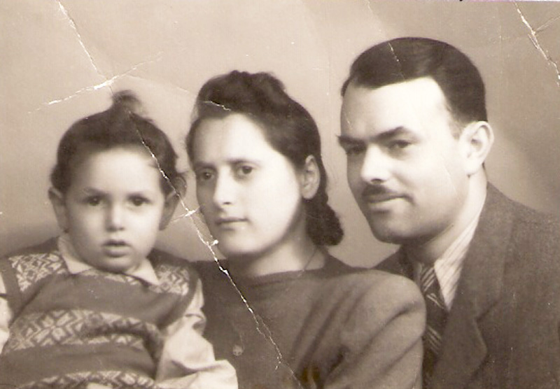 Lea y Avraham Holits y su hijo mayor David, Satu Mare, Romania, 1949
