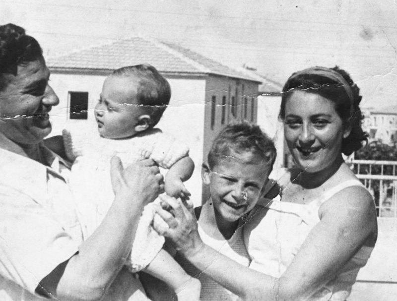 Sobrevivientes del Holocausto  Hanah y Zvi Kotlicki con su hijo Jacob y la bebé Yona, Israel, 1953