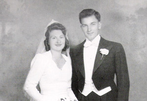 La sobreviviente de la marcha de la muerte Mary Reichmann y Bernard Robinson el día de su boda, 17 de junio de 1947, Dorchester, EEUU