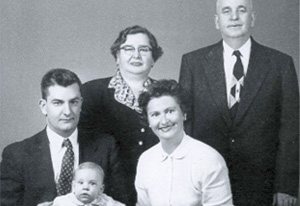 מרי וברנרד רובינסון עם בנם הבכור אואן  והוריו של ברנרד, לוס אנג'לס, ארצות הברית, 1955