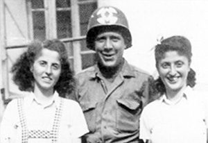 Sisters Suzy (left) and Mariana Taubner, together with US soldier Robert-Bob Raful, Volary, July 1945