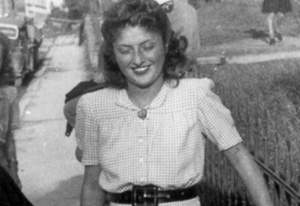 La sobreviviente de la marcha de la muerte Mariana Taubner, el día que partió de Volary rumbo a su familia en Budapest, Volary, 12 de julio de 1945
