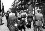 שוטרים יהודים וגרמנים ברחובות גטו ורשה, 7 באוגוסט 1942