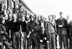 קבוצת אסירים ששוחררו ממחנה גֶנשוֹבקָה , שהוקם ברחוב גנשה בוורשה, בשטח הגטו, ע"י קבוצת המחתרת Zoska, אוגוסט 1944