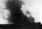 עשן עולה מגטו ורשה במהלך דיכוי המרד, 12 במאי 1943