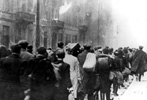 יהודים מובלים אל האומשלגפלאץ במהלך דיכוי מרד גטו ורשה 