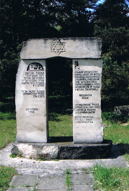 האנדרטה בבית הקברות בוולברום