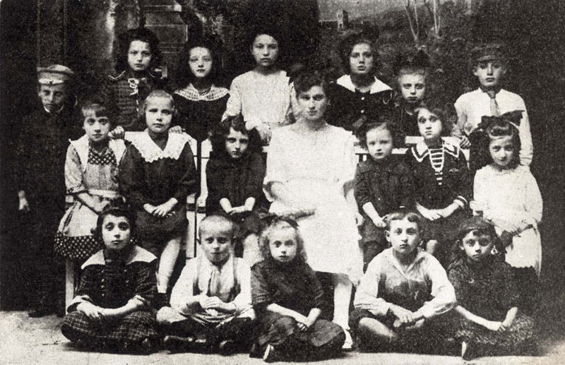 Wolbrom, a group of students with their teacher Zelda Fisch (Lubling)