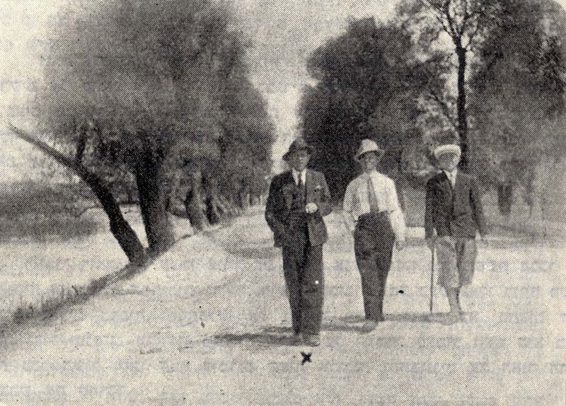 מוטל בידלובסקי, יוסף ולנר ושמואל קיבקובסקי מטיילים לאורך הנהר