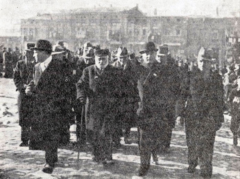 שני חברי המועצה היהודים – צבי בידלובסקי והיינריך רוזנבאום (שורה קדמית במרכז) במהלך תהלוכה בכיכר