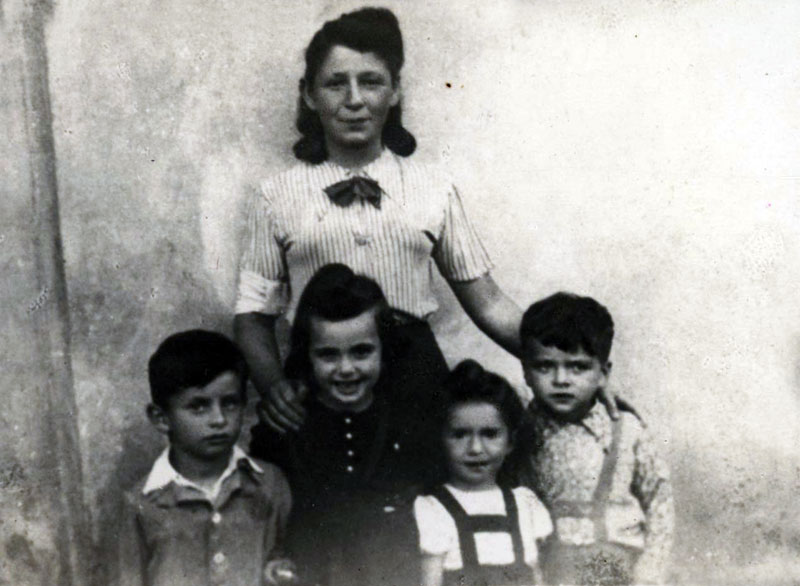 Wolbrom, 1940. Mrs. Spalonski with her daughter, nephews and niece. Only two of the pictured survived