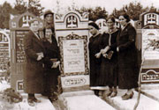 בית הקברות היהודי בוולברום, 1934/1935. חמש האחיות לבית כהן לצד המצבה לזכר אמן פרל כהן.