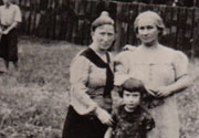 Wolbrom 1936-1937: the Cohen sisters – Chava Chapnik (right) and Rivka Kanner (left) with Hindele Kanner, the youngest daughter of Rivka and Leibel Kanner. Rivka and her daughter Hindele perished in the Holocaust. Chava Chapnik immigrated to Israel in the 1920s, and came for a family visit to Wolbrom
