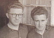 ישראל קנר (משמאל) ואחיו הנרי נפגשים לראשונה לאחר המלחמה