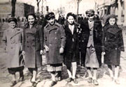 משפחת שטורכן בוולברום, 1937-1938. שני מימין - משה שטורכן, לצידו - שלישית מימין - אחותו רוייזה'לה שטורכן