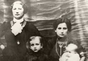 וולברום, 1935-6. הילדה העומדת במרכז היא חיה ביילה פלשניצקי. מימין כנראה יושבת אמה, אסתר רחל פלשניצקי. האם ובתה נלקחו מוולברום באקציה הראשונה, שתיהן נספו
