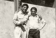 גרמניה, טראונשטיין, שנת 1945. שלמה פלשניצקי, עם חברו שבתאי חנוכה, ניצול מיוון