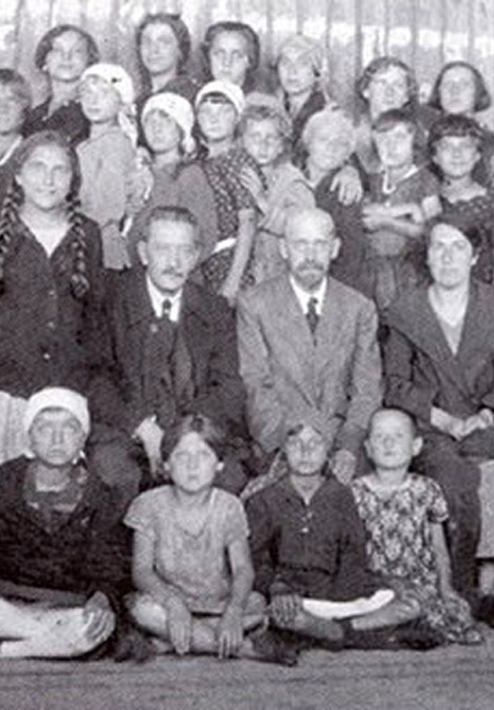 Dr. Korczak and Stefania with children, 1923