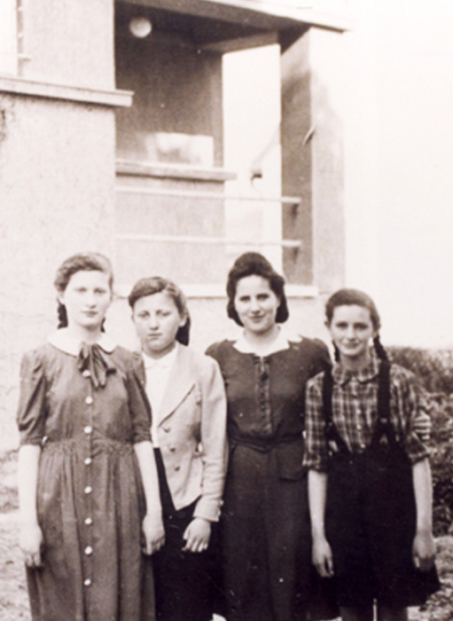 Livia (zweite von rechts) mit ihren Studenten. Csorna, Ungarn 1943