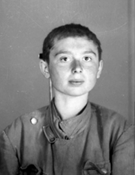 Jüdische Gefangene Nr. 2371, nachdem ihr in Auschwitz das Haar geschoren wurde
