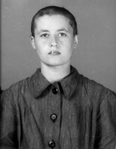 אסירה יהודיה, שמספרה 13140, לאחר גילוח שיערה באושוויץ  