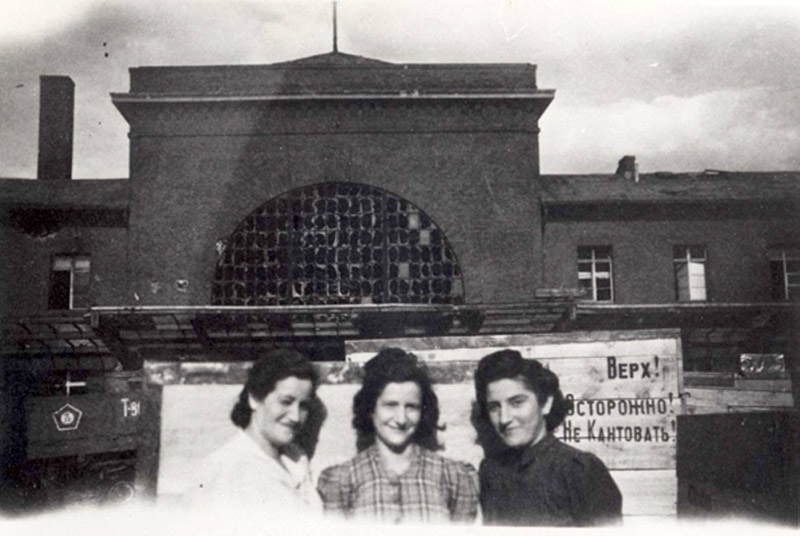 לינה (משמאל), ואחיותיה בטי ואנה. אוקטובר, 1945