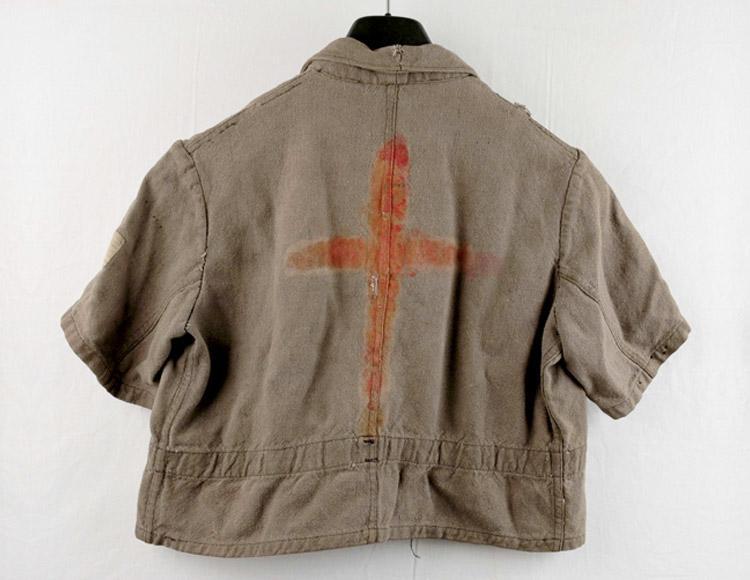 Blouse Helen received in the camp, which she adorned with an orange bead