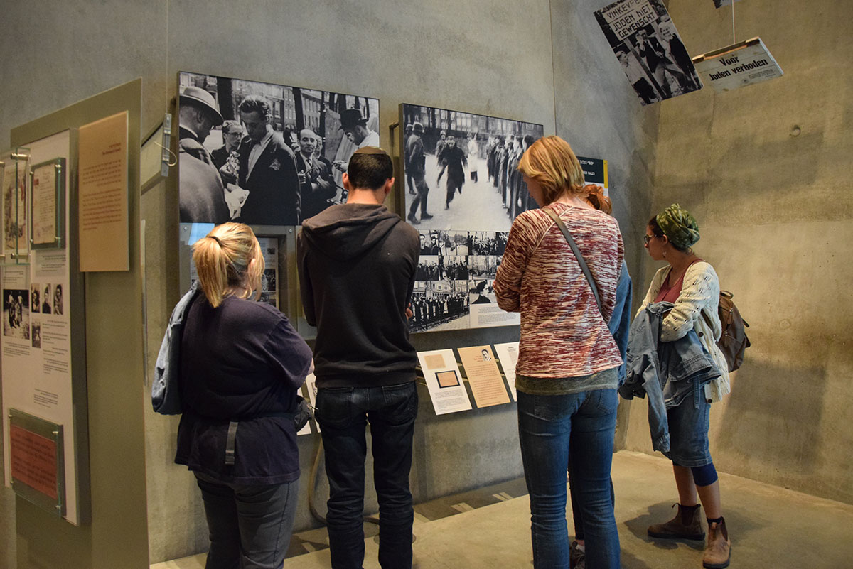 מביטים אל העבר - יום הזיכרון לשואה ולגבורה ביד ושםm