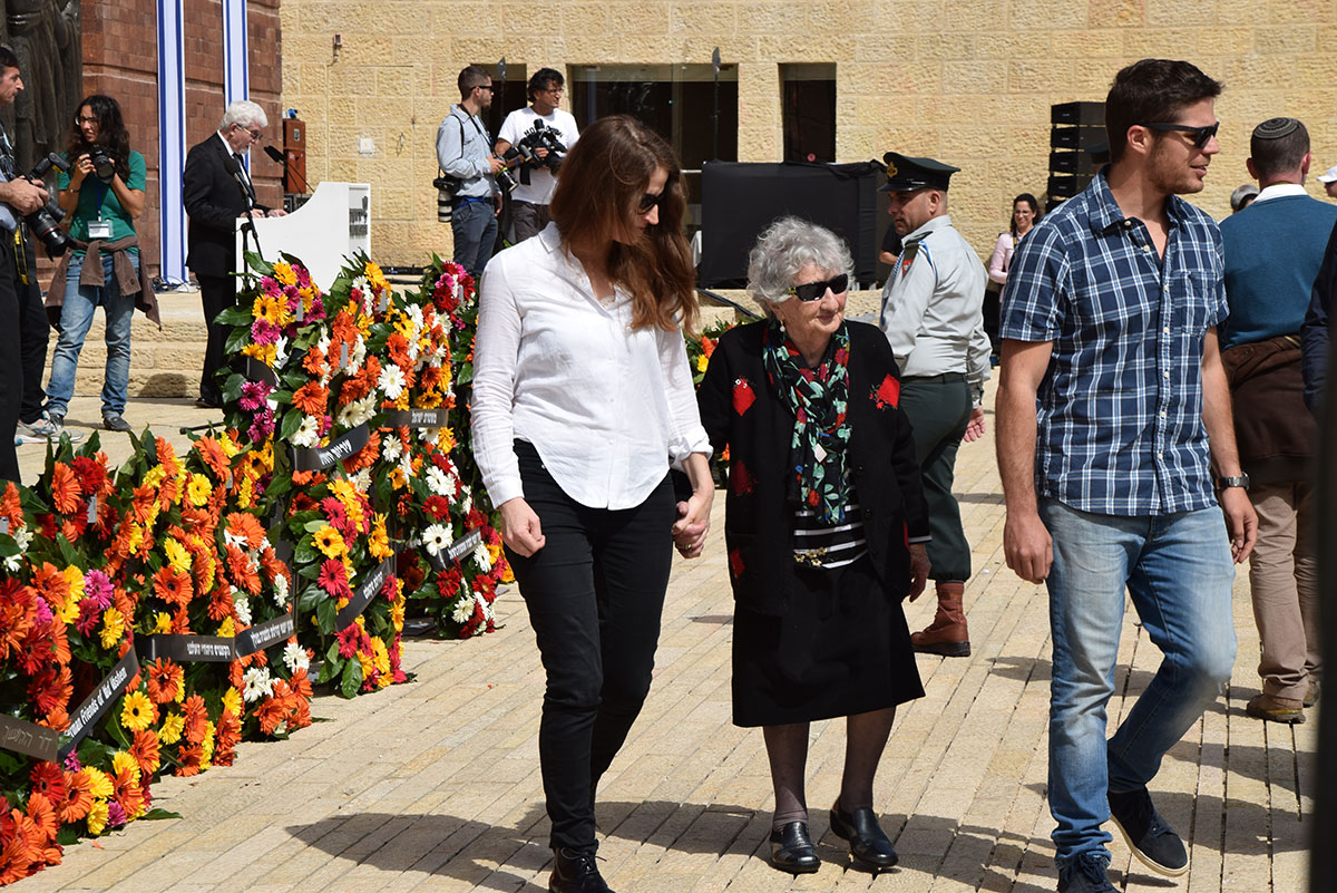 מביטים אל העבר - יום הזיכרון לשואה ולגבורה ביד ושםm